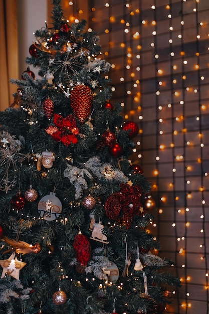 Boules et jouets de Noël festifs en argent rouge suspendus à l'arbre de Noël Détails du Nouvel An