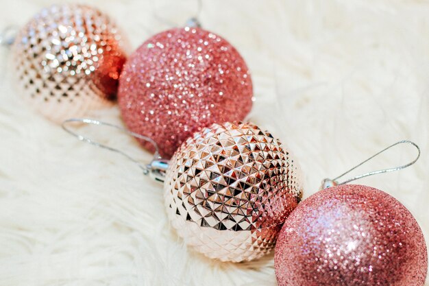 Boules de jouets de Noël sur un fond blanc moelleux.