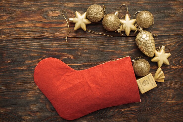 Photo boules et jouets d'or avec la chaussette de noël sur un fond en bois