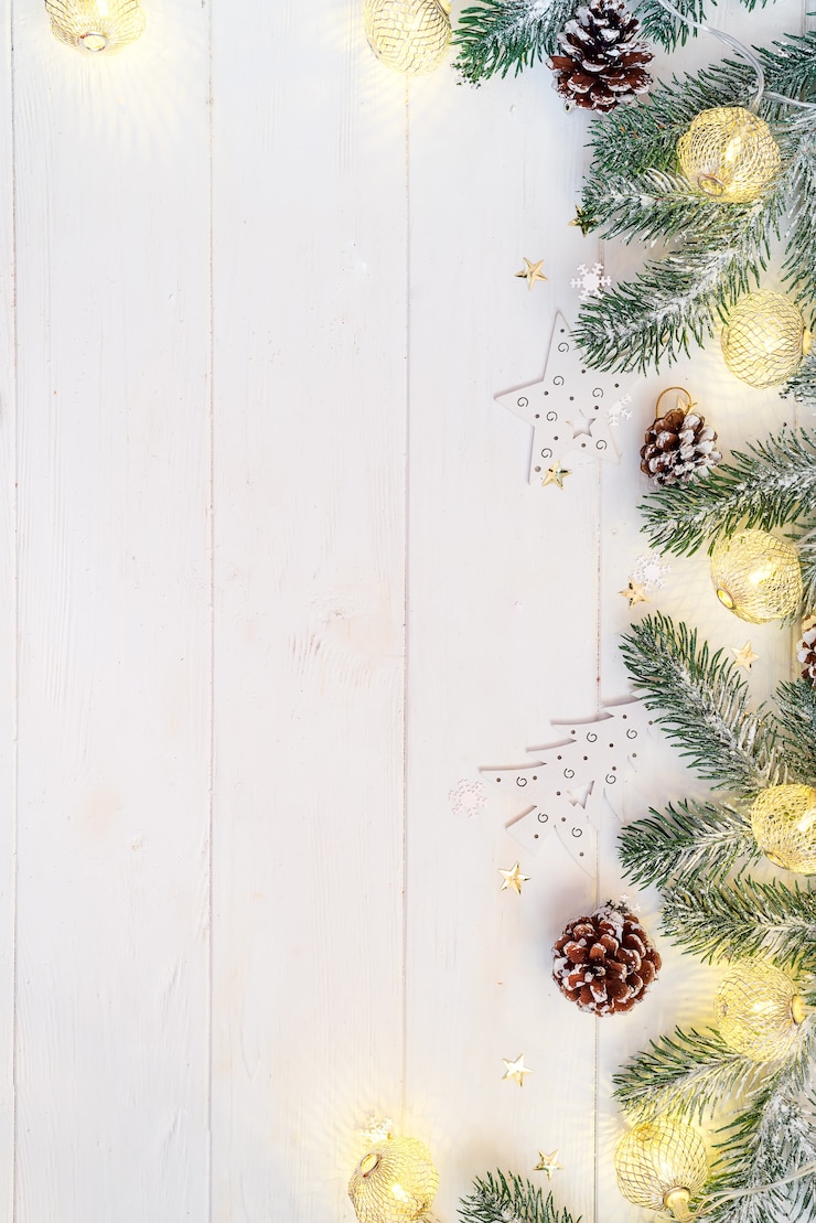 Photo boules de lumière de noël avec une branche de sapin et cône sur fond blanc en bois, vue de dessus