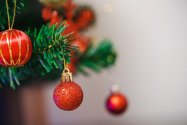 Boules de lumières décoratives et fond de vacances de Noël et du nouvel an en pin