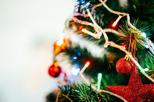 Boules de lumières décoratives et fond de vacances de Noël et du nouvel an en pin