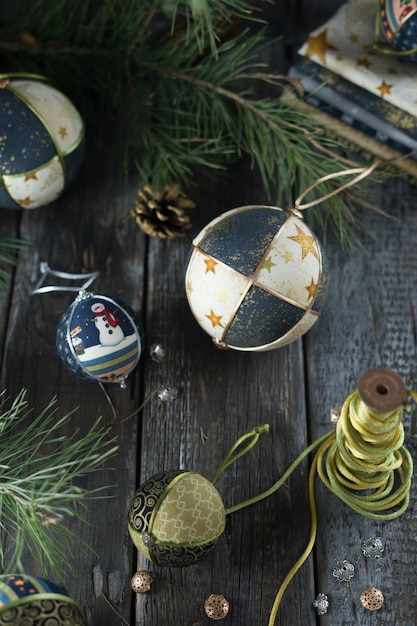 Boules à la main pour le Nouvel An en cours