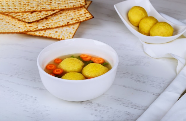 Boules de matzah, boulette de soupe juive fabriquée à partir de fond de nourriture casher juif fête juive