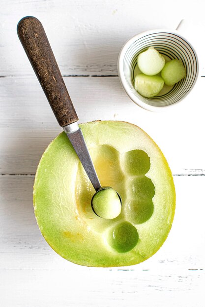 Boules de melon dans un bol