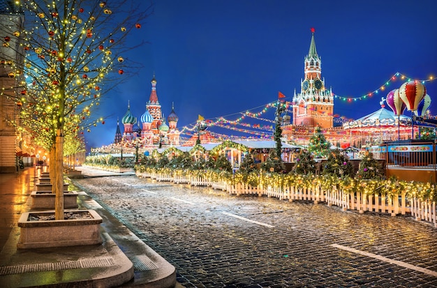 Boules multicolores sur les arbres sur la Place Rouge à Moscou