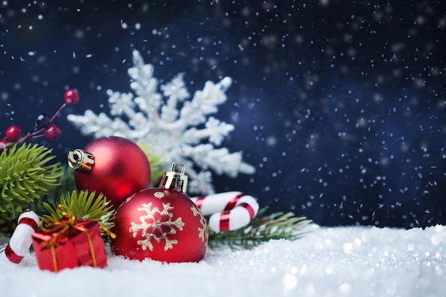 Boules de Noël avec arbre et décorations sur neige Carte de bonne année