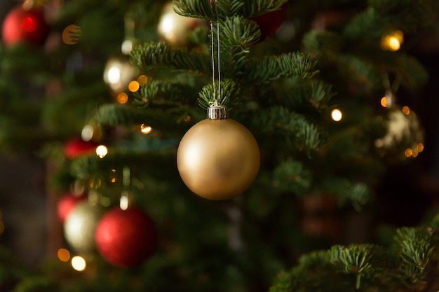 Boules de Noël sur l'arbre de Noël, grande lumière avec bokeh avec des ombres de branche.