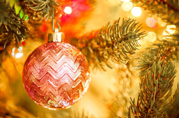 Boules de Noël sur l'arbre