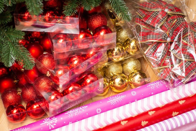 Boules de Noël arcs papier d'emballage sur table en bois