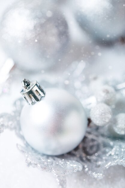 Boules de Noël en argent sur fond clair.