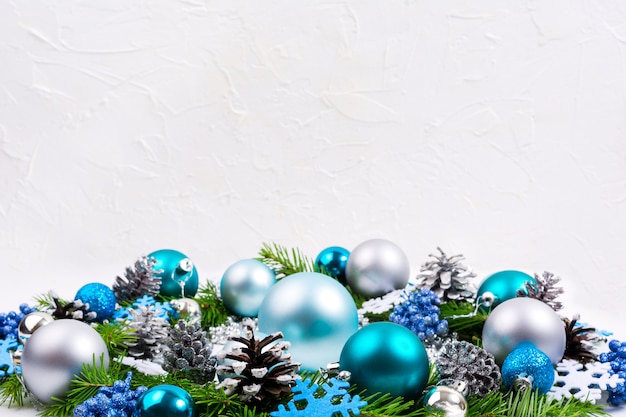 Boules de Noël argentées, bleu pâle, turquoise, fond de baies de paillettes, espace de copie.