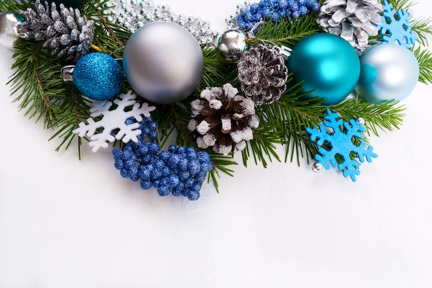 Boules de Noël argentées, bleues, turquoises sur fond blanc