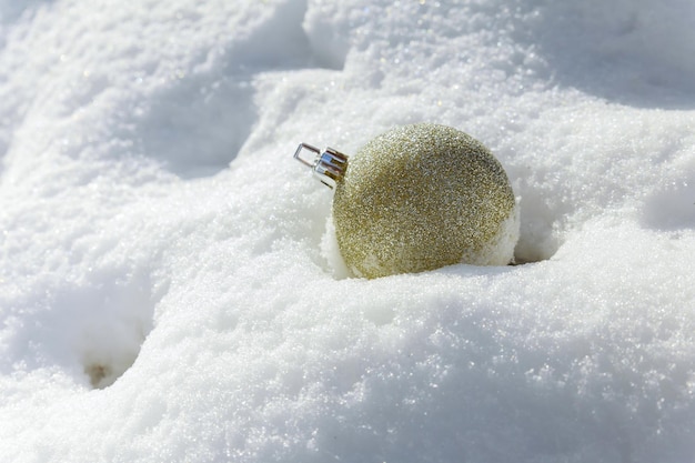 Boules de Noël blanches sur fond argenté boules de Noël sur la neige