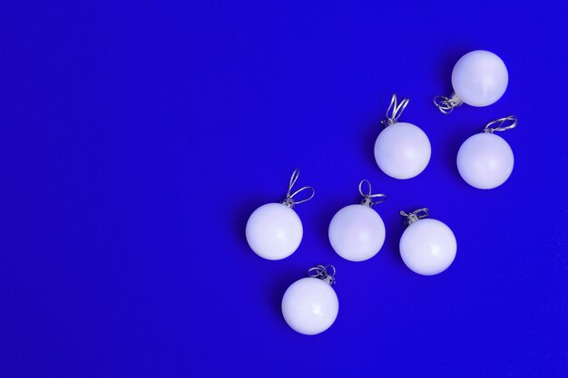 Boules de Noël blanches sur fond bleu clair,