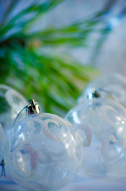 Boules de Noël blanches sur le gros plan de l'arbre de Noël