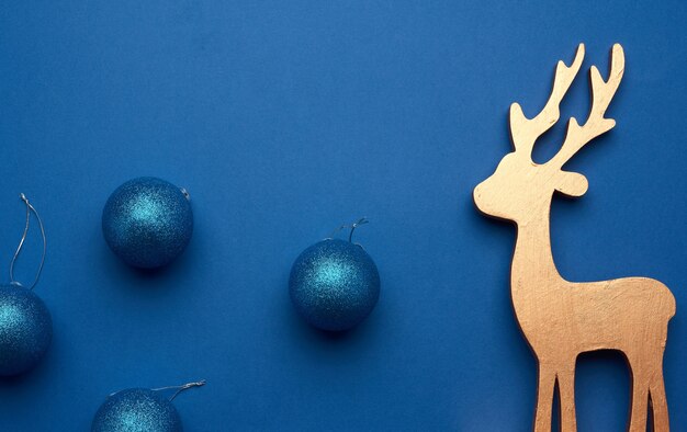 Boules de Noël bleu brillant pour l'arbre et le cerf en bois sculpté