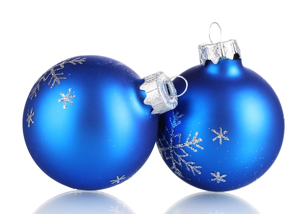 Boules de Noël bleu isolé sur fond blanc