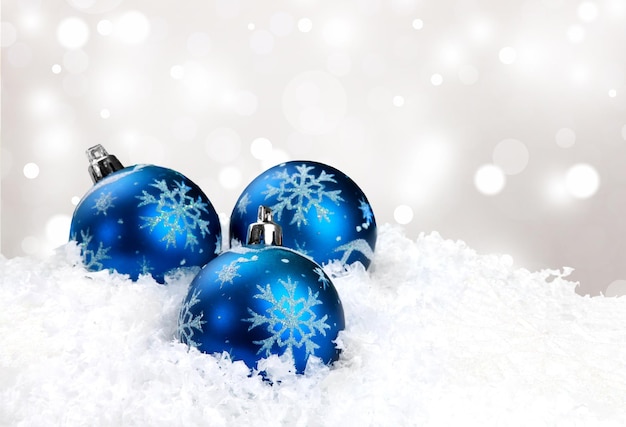 Boules de Noël bleues sur fond de neige