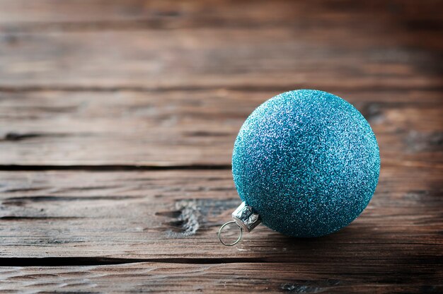 Boules de Noël bleues sur la table en bois