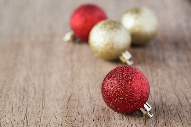 Boules de noel sur bois