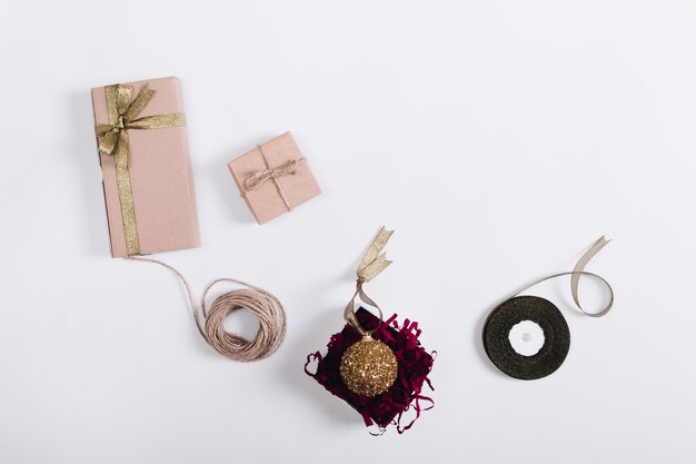 Boules de Noël, boîtes et cadeaux sur fond clair, vue de dessus