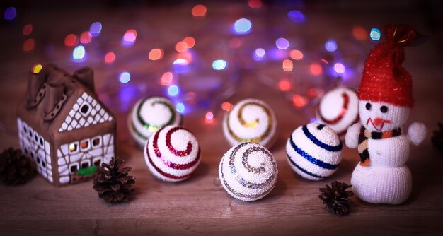 Boules de Noël et bonhomme de neige jouet sur table de Noël