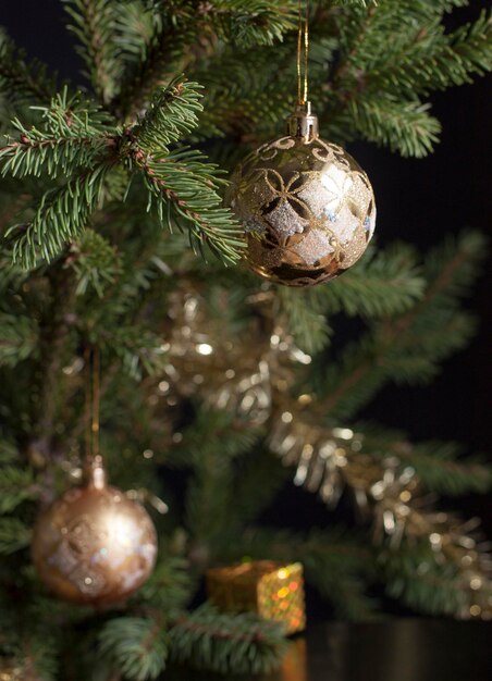 Boules de Noël sur une branche d'épinette