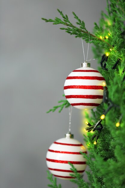 Boules de Noël sur une branche de sapin