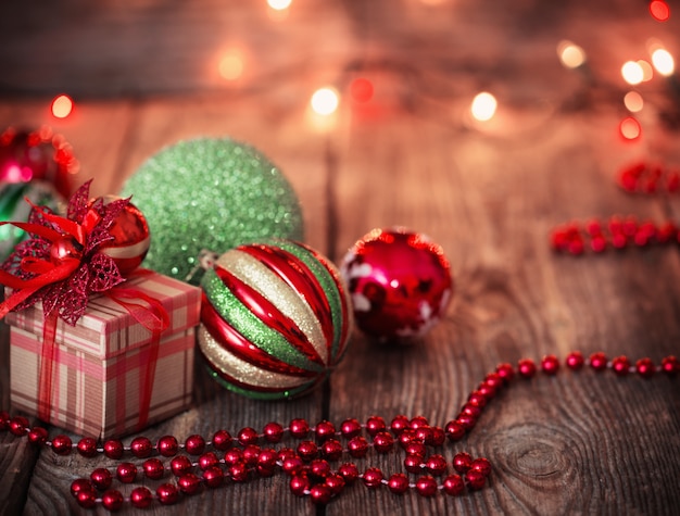 Boules de Noël et cadeau de Noël sur fond de bois