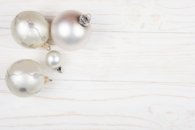 Boules de Noël de couleur argentée sur un fond en bois