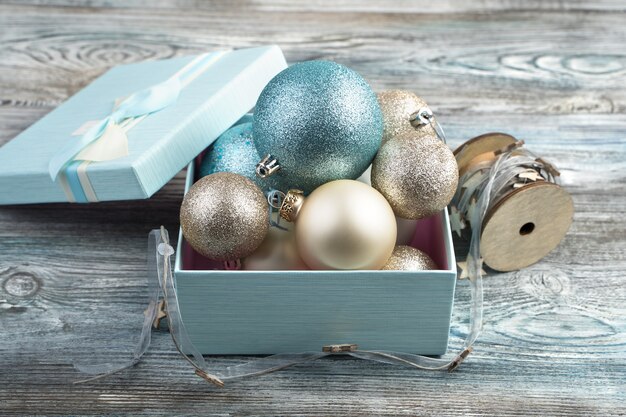 Boules de Noël dans une boîte bleue