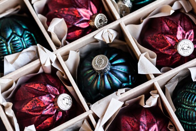 Boules de Noël dans une boîte en papier de style vintage