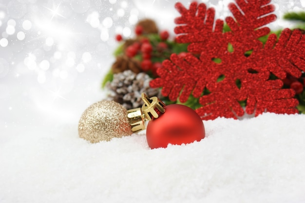 Boules de Noël dans la neige