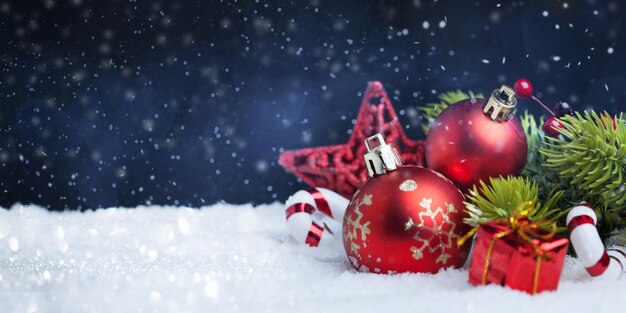 Boules de Noël et décoration sur fond bleu foncé avec de la neige