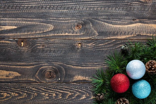 Boules de Noël et décoration sur fond en bois