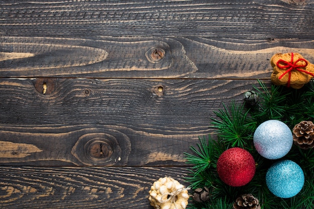 Boules de Noël et décoration sur fond en bois