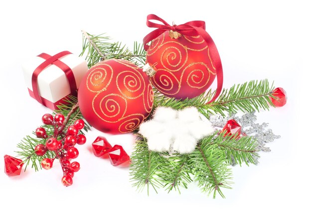 Boules de Noël avec décoration en pin