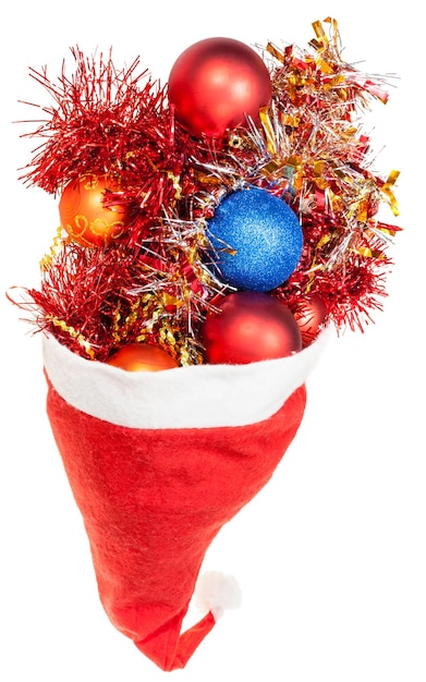 Les boules de Noël et les décorations débordent du bonnet de Noel