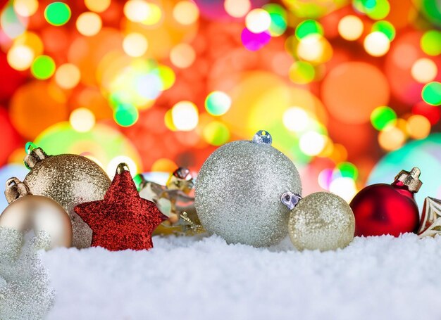 Boules de Noël ou décorations sur une neige sur un fond d'hiver lumineux