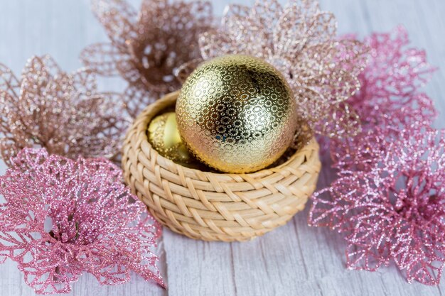 Boules de Noël et décorations sur une table en bois clair.