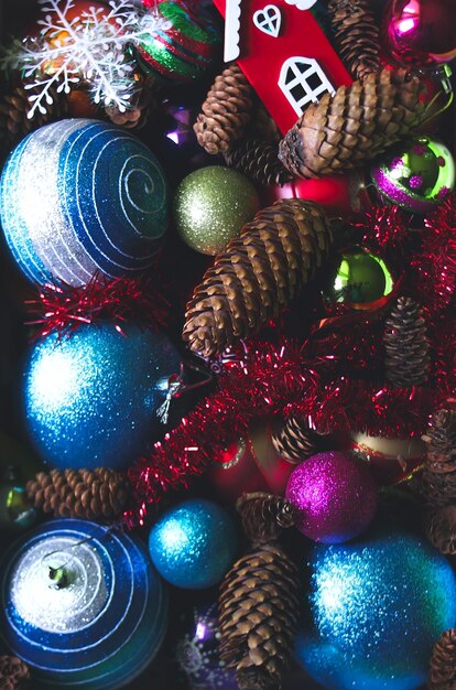 Boules de Noël décoratives et cônes de sapin se bouchent.