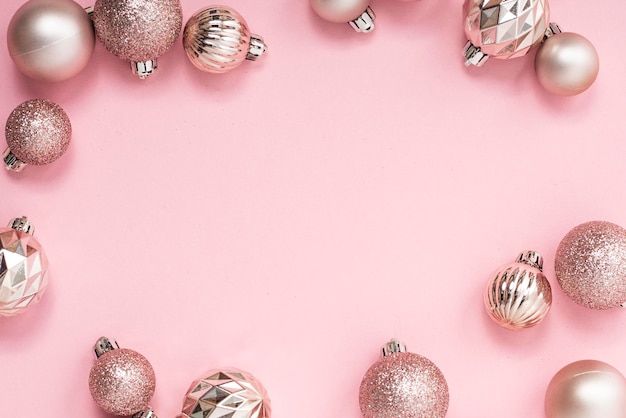 Boules De Noël Décoratives, Espace Vide Pour Le Texte Sur Fond Rose. Vue De Dessus, Mise à Plat.