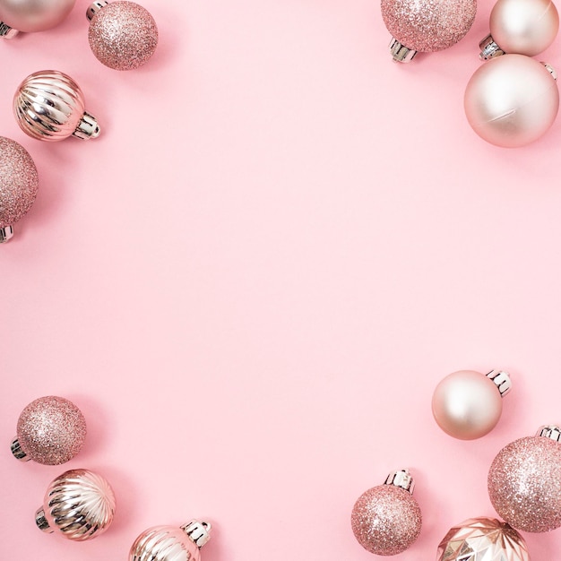Boules de Noël décoratives, espace vide pour le texte sur fond rose. Vue de dessus, mise à plat.