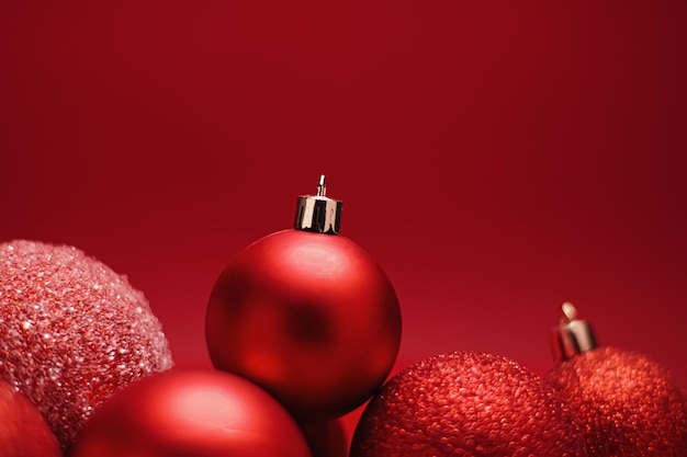 Boules de Noël décoratives rouges comme arrière-plan festif de vacances d'hiver