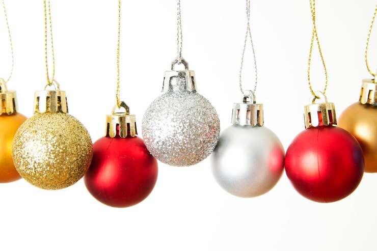 Photo boules de noël à décorer sur fond blanc. nouvelle année.
