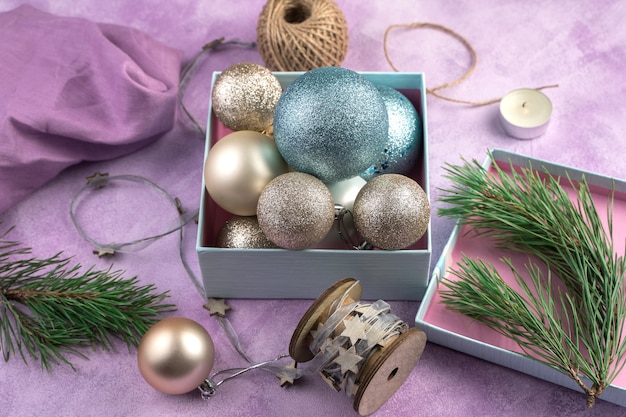 Boules de Noël de différentes formes et couleurs dans une boîte