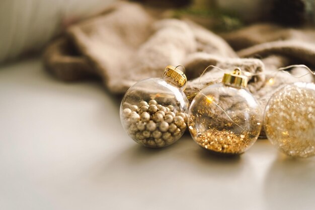 Boules de Noël dorées et décorations de Noël