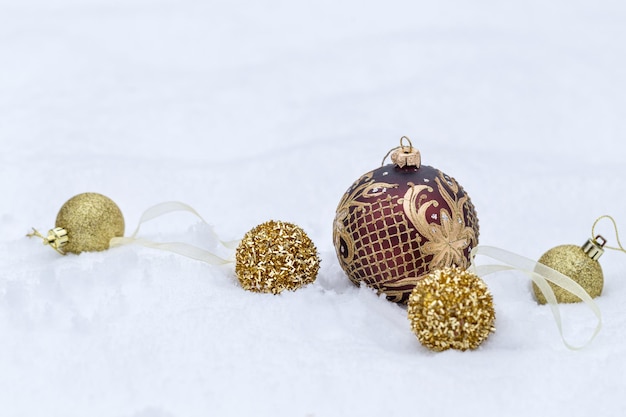 Boules de Noël dorées sur fond de neige, bannière de Noël