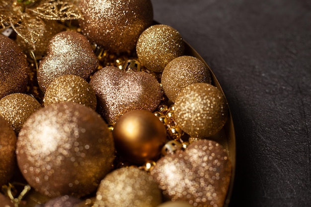 Photo boules de noël dorées sur fond noir